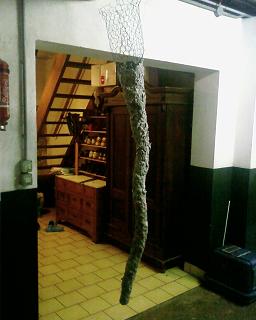 le didj en entier (la cloche n'est pas encore faite, je dois trouver un moyen de la solidifier plus que ça comme elle sera constamment en contact avec le sol lors des jeux...