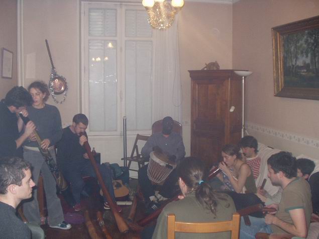 groupe jouant didg et beau frère de pierro au djembé