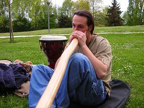 Moi au lac de Tours avec mon didge euka et une de mes percu