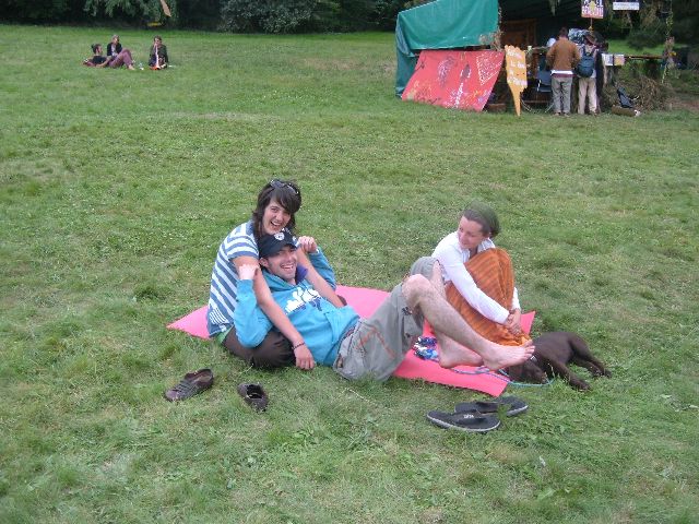 Lise, contente, responsable des bénévoles, et ses amis