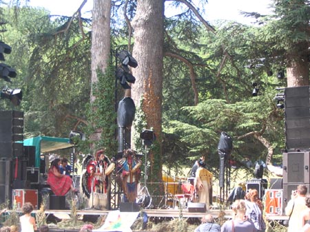 les indiens Crow, de la danse avec un passage avec des cerceaux style oula hop en bien plus perfectionné magnifique!! pis une grande ronde à la fin avec tout le monde!! wéééé on s'est bien fait écartelés!