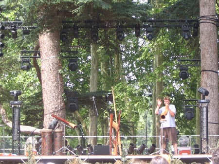 Roman buss, un suisse...c'est l'organisateur du Swisseridoo....avec un passage sympa avec en guise de didge un cor des alpes démuni de son embouchure...chouette son...