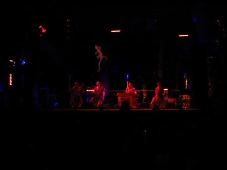 pour ceux qui ont de bons yeux, le groupe mongol de vendredi qui dépotait pas mal! (oui je sais on voit rien mais euuuuh)