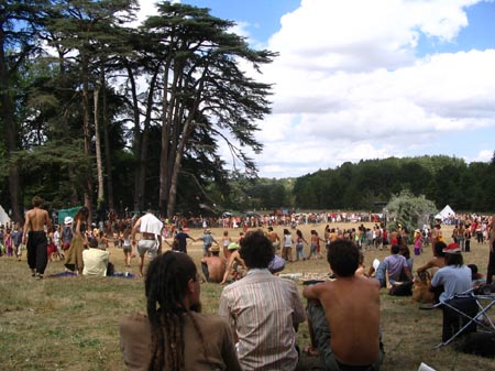 ah ben la voilà la ronde tiens!! super fort comme moment, bon nos bras ont bien rallongé de 20cm spa pratique ça traîne par terre après!